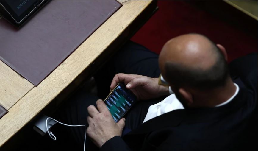 Deputeti grek kapet ‘mat’ duke luajtur lojëra me telefon në parlament