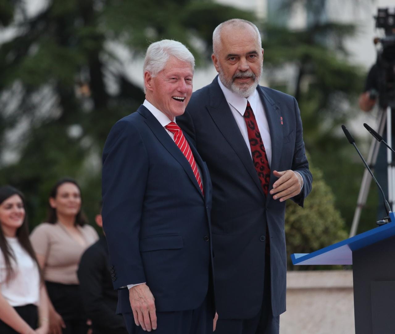 Pse ekziston Kulti i Clinton te Shqiptarët