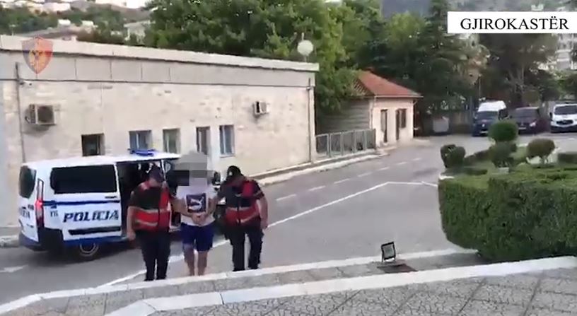 Po transportonte 14 emigrantë të paligjshëm, arrestohet 31-vjeçari nga Kosova në Përmet