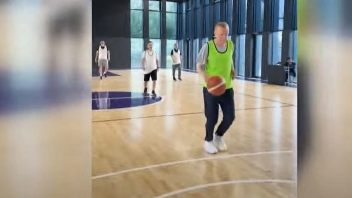 VIDEO/ Erdogan luan basketboll me deputetët e partisë së tij