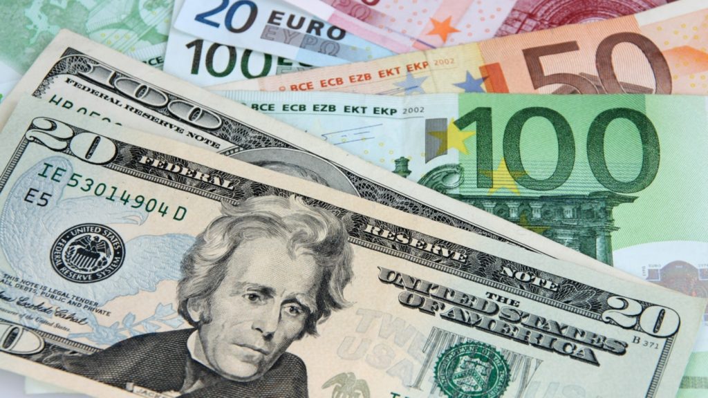Tregu “mbytet” në valutë / Euro zbret në 101 lekë, dollari në 89.9