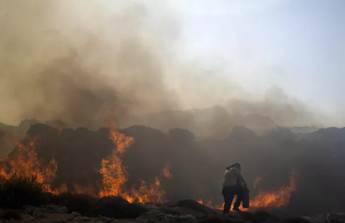 Zjarret “mbërthejnë” Greqinë, zonat më të rrezikuara