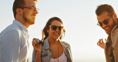 Psikologu i Harvardit tregon katër mënyra të zgjuara për t’i bërë të gjithë të pëlqejnë