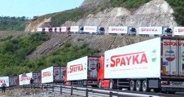 Azerbajxhani bllokon kamionët me ndihma urgjente ushqimore nga Armenia