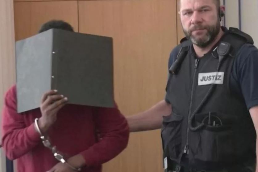 Theri me thikë dy adoleshente, burg të përjetshëm për agresorin në Gjermani