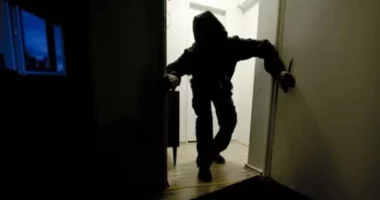 Shfaqen “maskat” në Laknas, vjedhin para dhe sende me vlerë