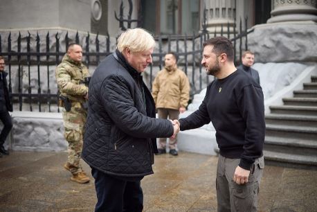 “Mos hiqni dorë!”, Boris Johnson thirrje SHBA-së: Mbështesni Ukrainën të fitojë kundër Rusisë