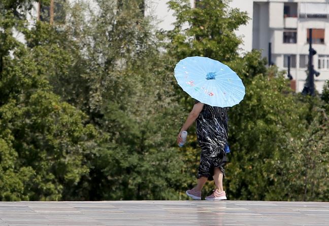 Shqipëria nën “kthetrat” e të nxehtit, meteorologu: Vala do të vijojë deri në fund të muajit