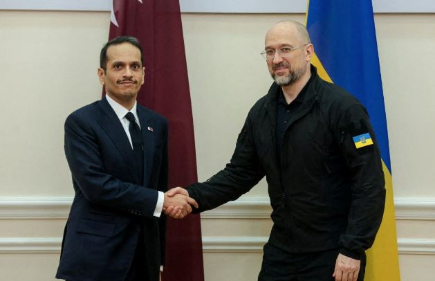 Kryeministri i Katarit premton 100 milionë dollarë për Ukrainën