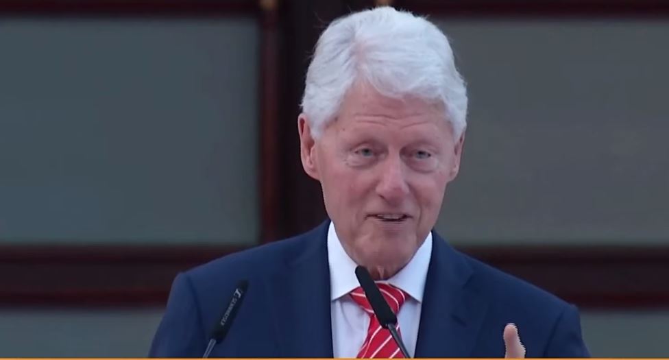 “Vazhdoni kështu”, Clinton: Sot më lat të shoh çfarë bëhet për të ardhmen në një vend ku e shkuara mund ta kishte “vrarë”