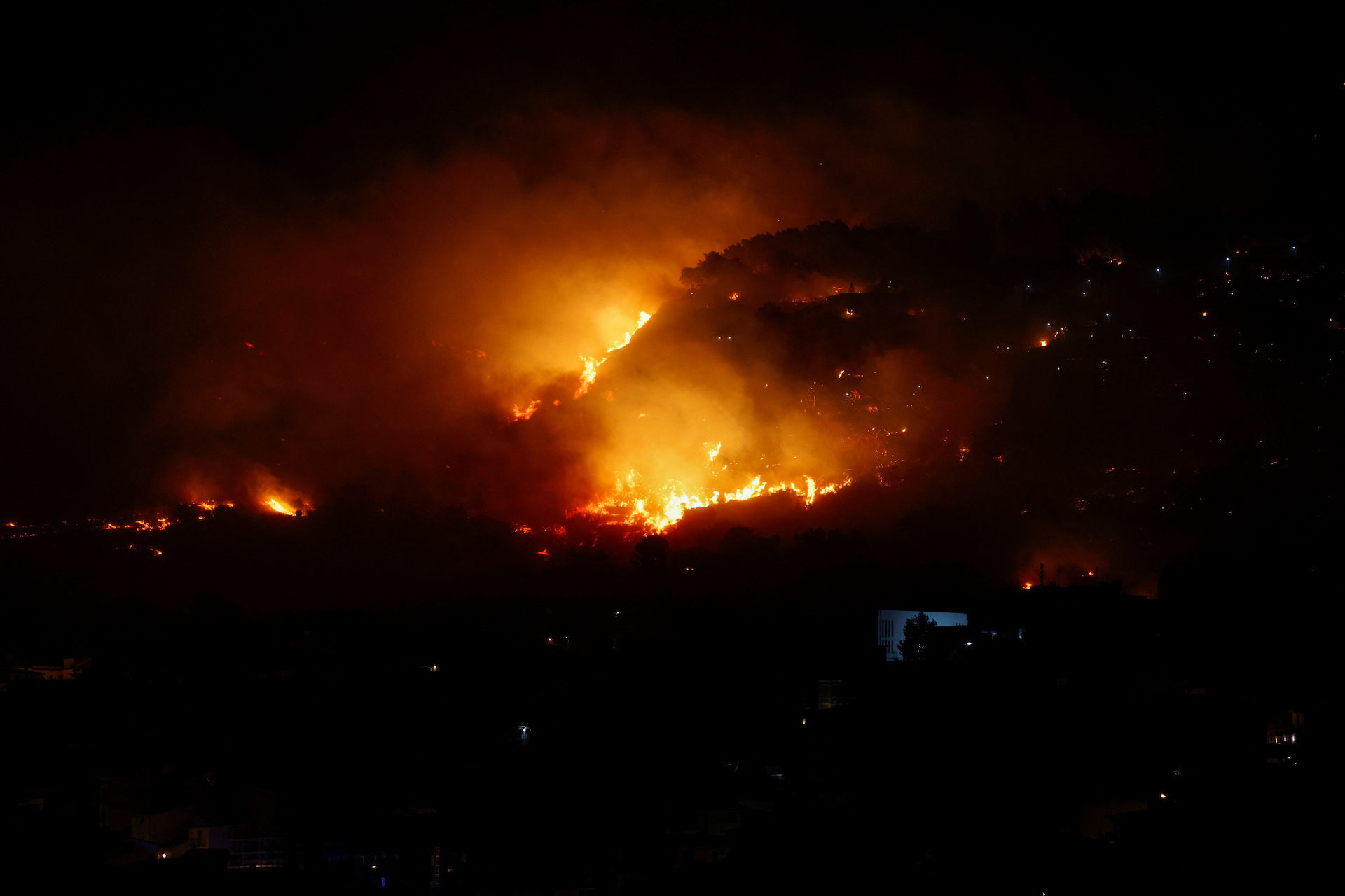 Itali/ Pas Sicilisë, zjarret përfshijnë edhe rajonin e Pulias