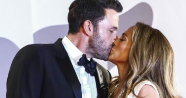 Festa private e Pavarësisë së SHBA/ JLo, Emily Ratajkowski, Kardashian dhe yje të tjerë shfaqen në të bardha