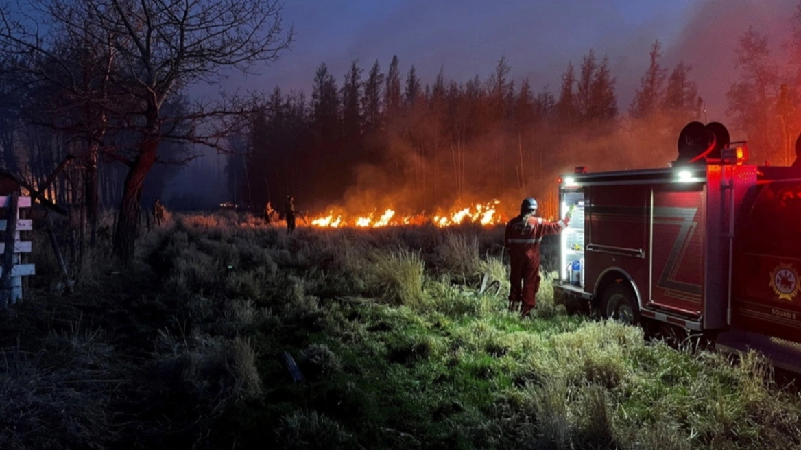Qindra zjarre shpërthejnë në Kanada, humb jetën zjarrfikësi 19-vjeçar