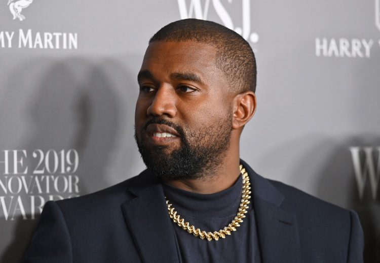 Kanye West është kthyer në “Twitter”, tetë muaj pasi llogaria e tij u pezullua