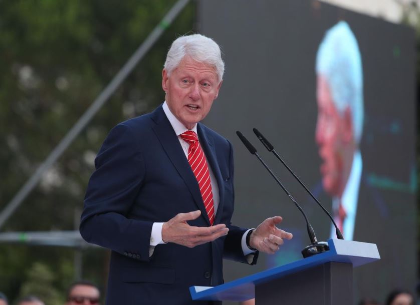 Clinton mesazh Kurtit: Ndalo çmendurinë, shtrij dorën e paqes!