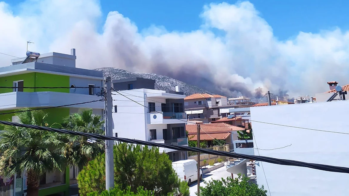 Zjarri i madh pranë shtëpive në Kouvara Attica, evakuohen banorët