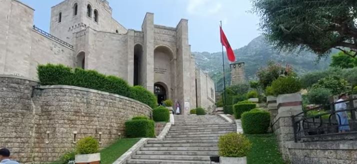 Kruja pushtohet sërish (nga turistët) / Të huajt kanë kuriozitet për të shkuarën dhe traditën e qytetit