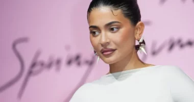 Kylie Jenner pranon që ka bërë operacionin plastik