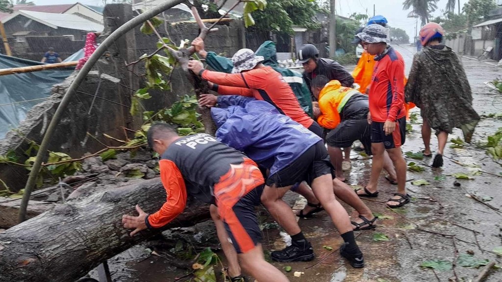 Tajfuni Doksuri godet Filipinet, humbin jetën dy persona, evakuohen mijëra të tjerë