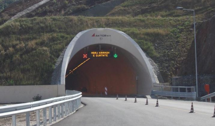 Merr flakë në ecje kamioni në tunelin e autostradës Elbasan-Tiranë, dyshimet e para