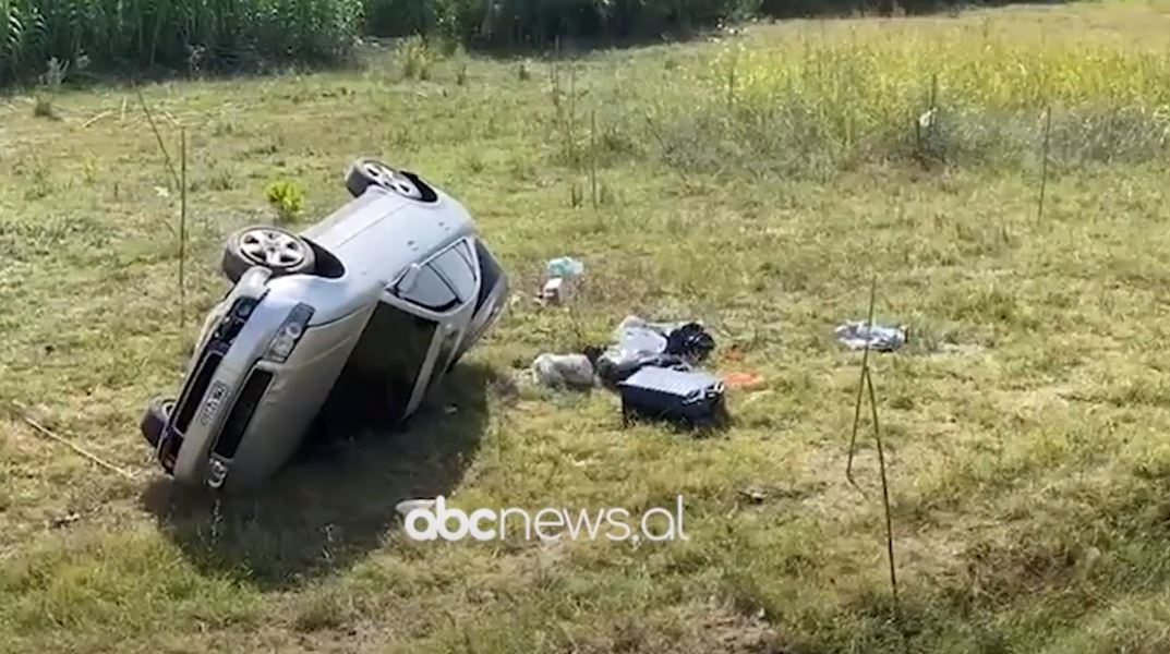 Makina del nga rruga në aksin Levan-Tepelenë, lëndohet drejtuesja