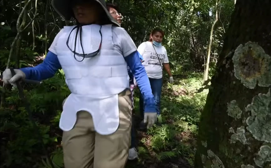 Nënat e të zhdukurve kanë gjetur 14 varre në Meksikë