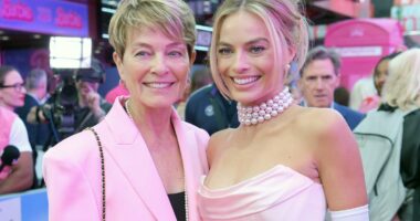 Margot Robbie jetoi me borxhe nga mamaja e saj derisa u bë e famshme