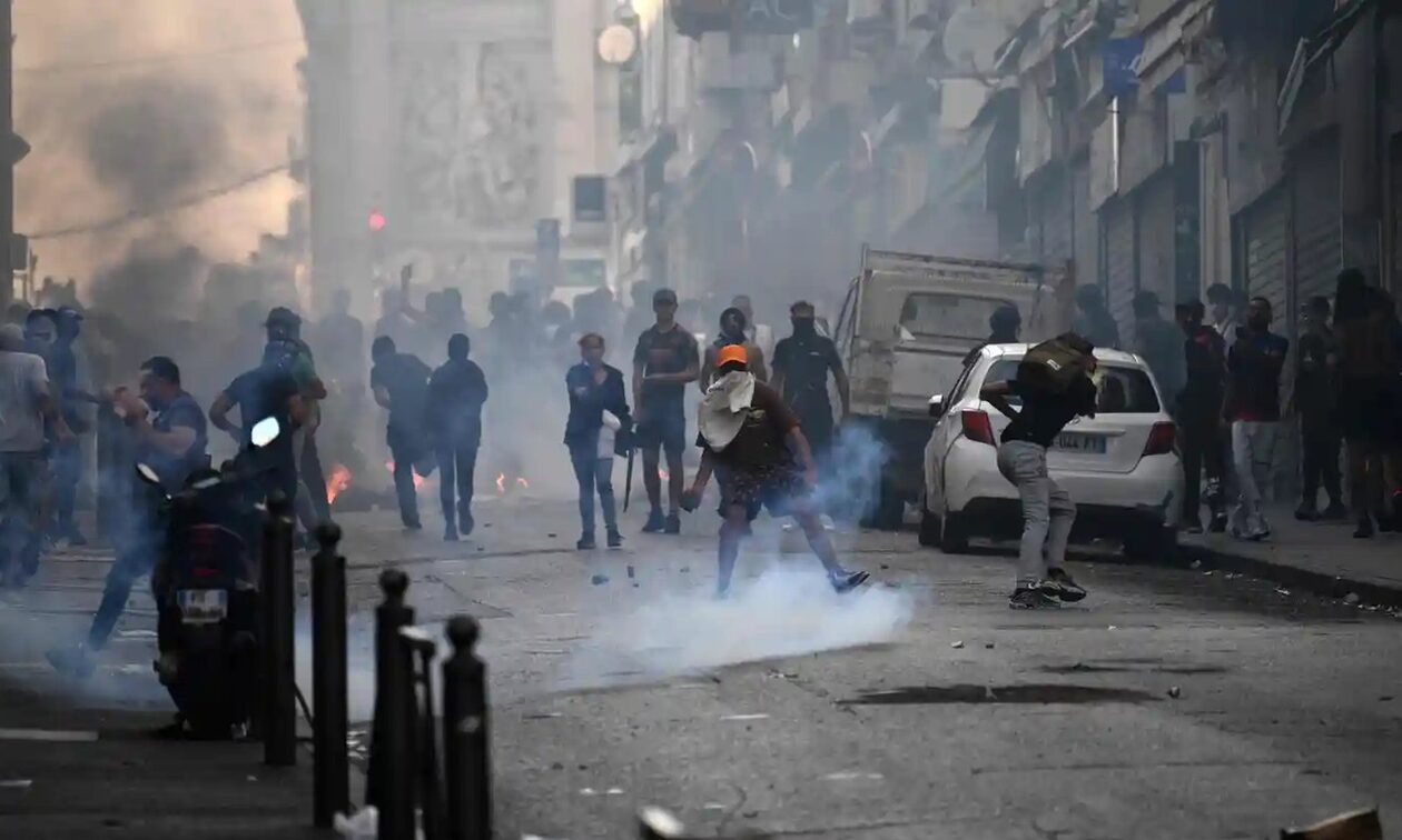 Protestat në Francë/ Rebelët plaçkisin dyqanin e armëve në Marsejë, vjedhin pushkët