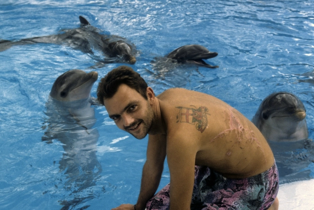 “Po prisja vdekjen, delfinët më shpëtuan jetën”, i mbijetuari nga sulmi i peshkaqenit tregon sfidën