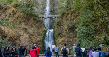 Alpinisti rrëzohet pranë ujëvarës, humb jetën para syve të fëmijëve dhe gruas së tij