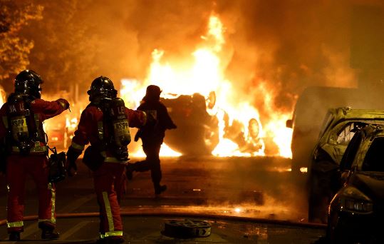 Trazirat në Francë/ Humb jetën zjarrfikësi 24 vjeçar, plagosën 3 policë