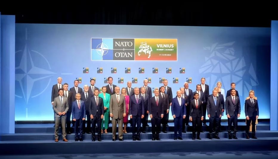 Foto familjare/ Udhëheqësit e vendeve anëtare të NATO-s gati për nisjen e samitit në Vilnius