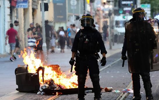 Protestat në Francë, gjyshja e 17-vjeçarit të vrarë nga policia: Jepini fund dhunës!