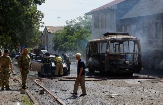 Forcat ukrainase godasin autobusin në Donetsk, raportohet për 2 të vdekur dhe 6 të plagosur