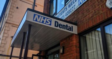 Kriza në klinikat dentare në Britani, qytetarët detyrohen të heqin dhëmbët vetë