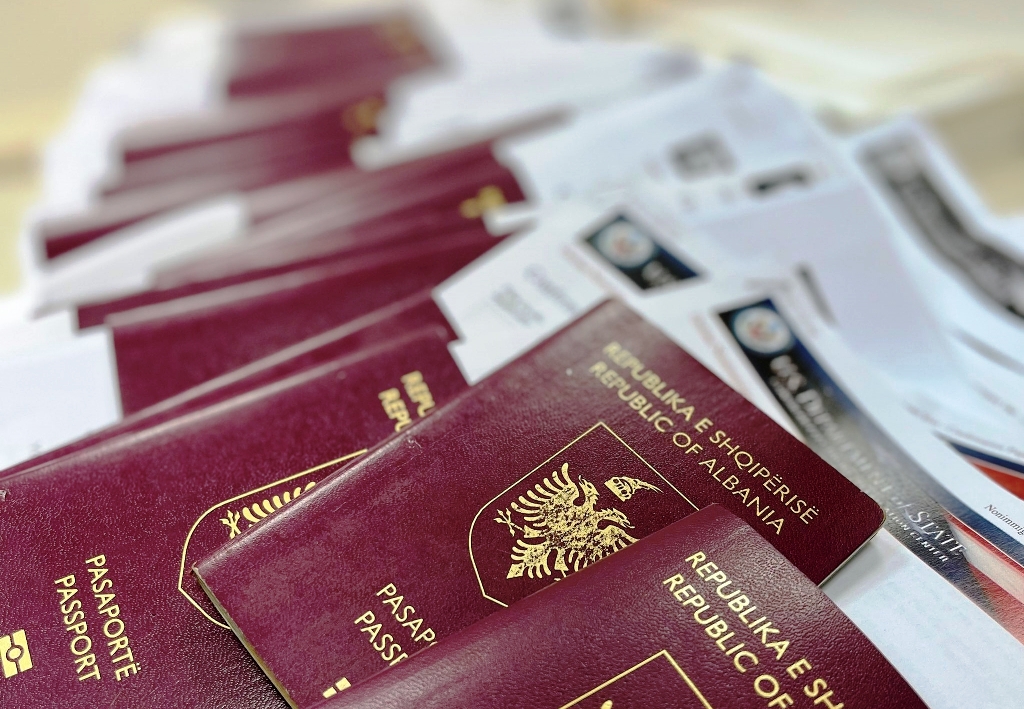 Singapori ka pasaportën “më të fuqishme” në botë, zbuloni ku renditet Shqipëria