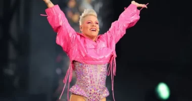 VIDEO/ Pink po këndonte një këngë për të, babai i ndjerë i dërgon një shenjë nga parajsa