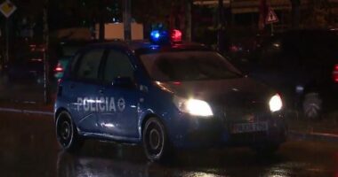 Tiranë/ Automjeti humb kontrollin dhe përfundon në lokal, lëndohen babë e bir duke pirë kafe