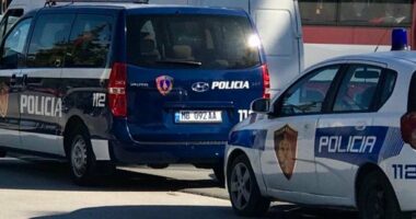 Tiranë/ Makina përplas motorin në Fushë Prezë, lëndohet 61-vjeçari