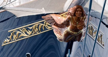 Çfarë simbolizon skulptura në superjahtin 500 milionë dollarësh të Jeff Bezos?