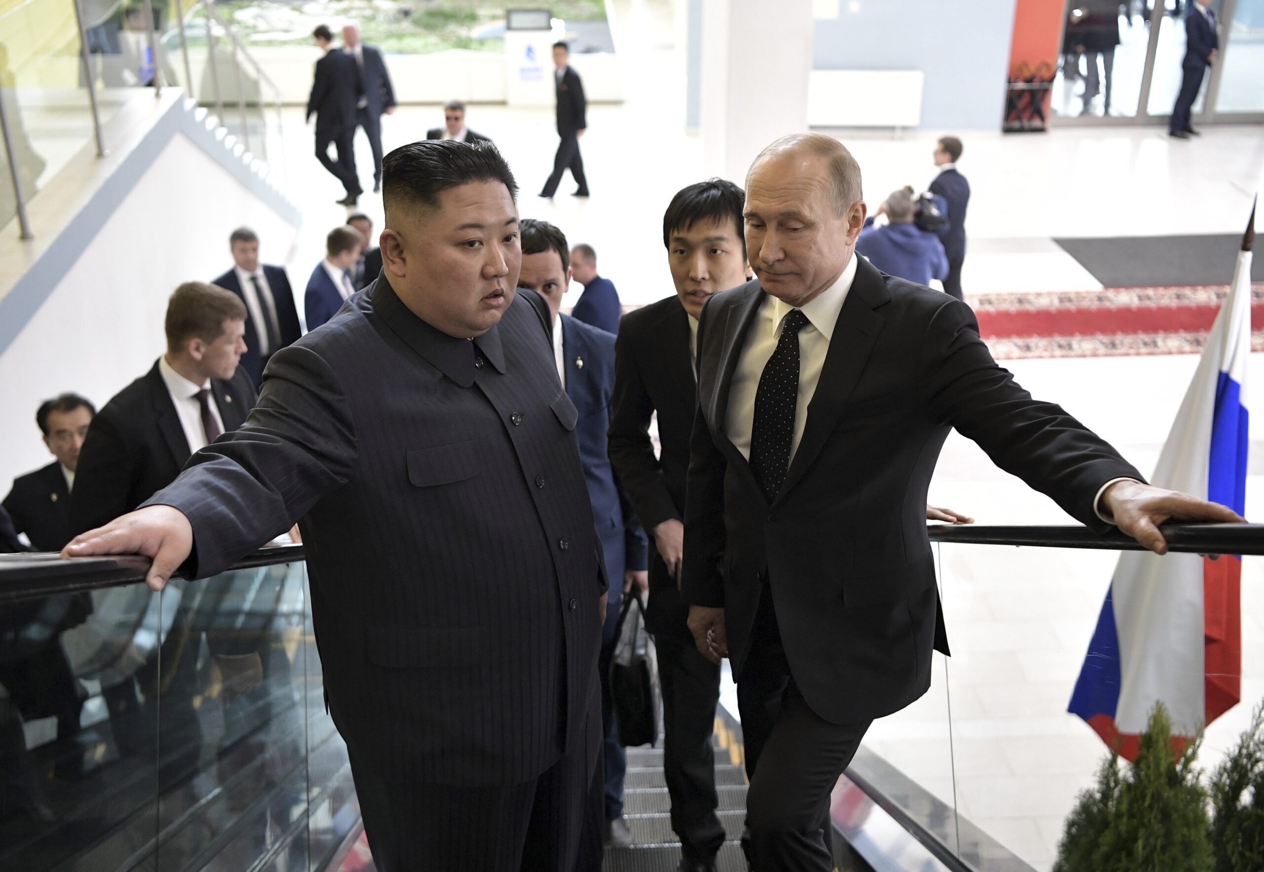 Koreja e Veriut dhe Rusia po shkëmbejnë naftë dhe municione