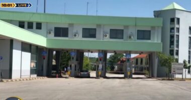 Autoboti bllokoi rrugën/ Hapet Pika Kufitare e Qafë Thanës pas dy ditësh