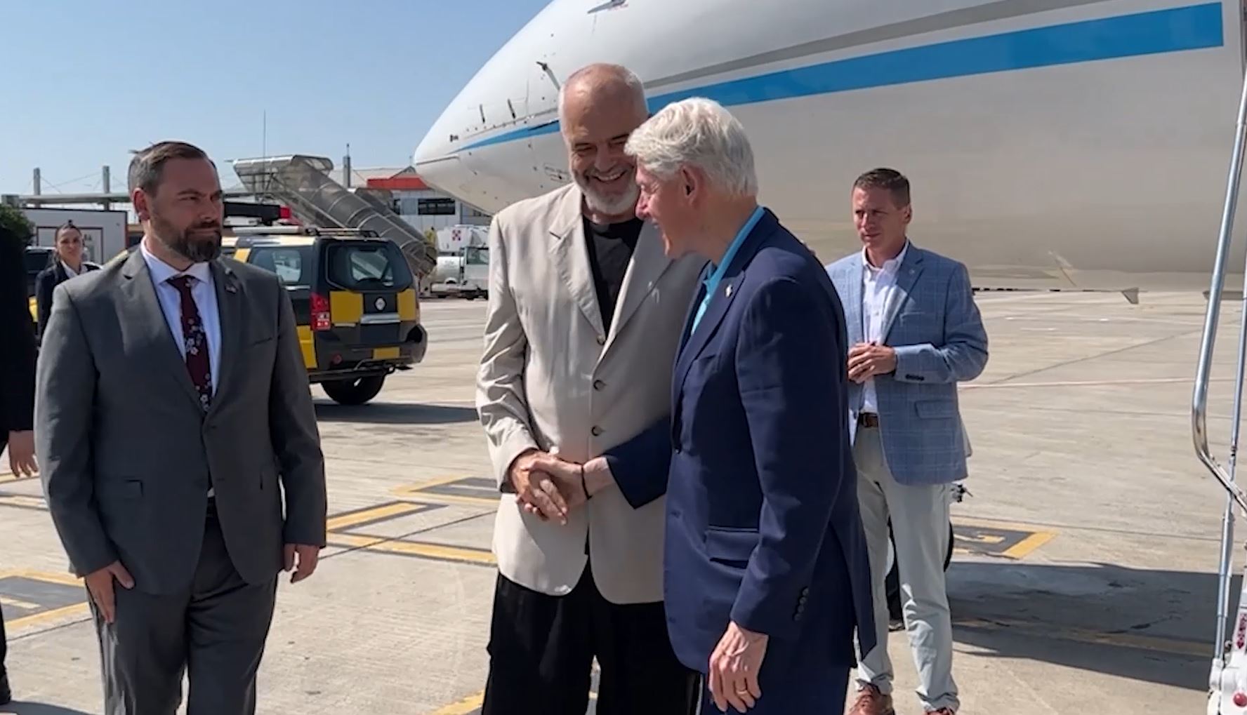 Video/ Bill Clinton në Tiranë, kryeministria ndan pamjet e ceremonisë së pritjes në Rinas