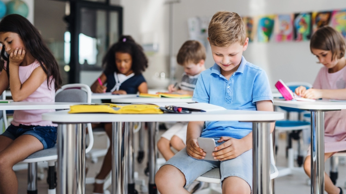 Holanda ndalon përdorimin e pajisjeve teknologjike në shkolla