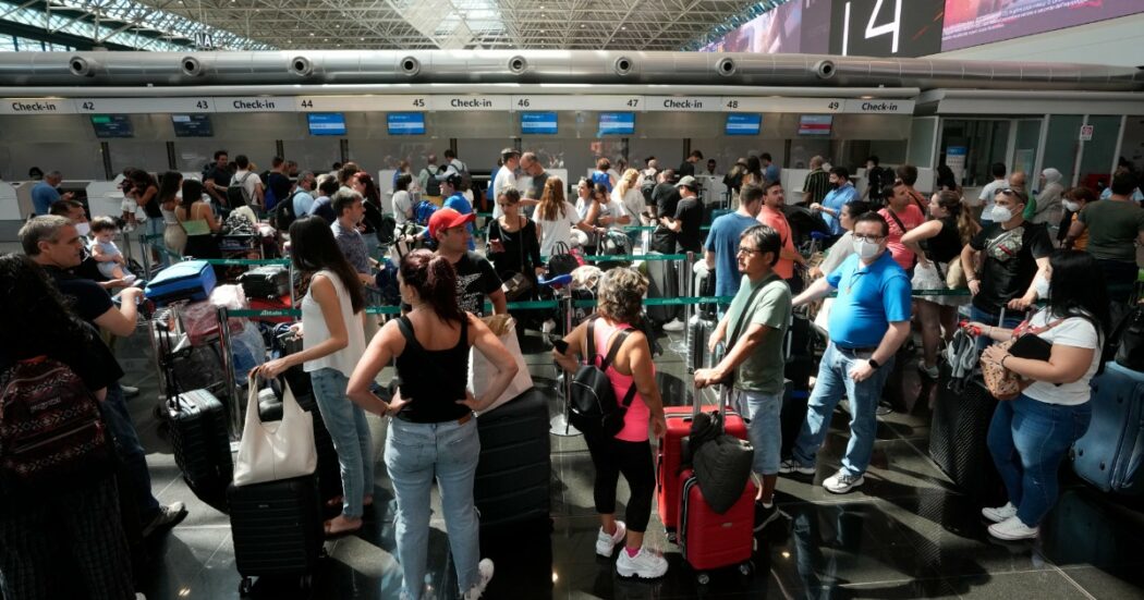 E shtunë e zezë për aeroportet në Itali/ Anulohen qindra fluturime, preken 270 mijë pasagjerë