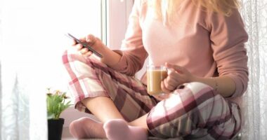 Një psikologe tregoi zakonin që nxit krijimin e ankthit