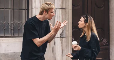 Sipas psikologes së Harvardit, këto janë 5 frazat toksike që përdorin ata që duan debat