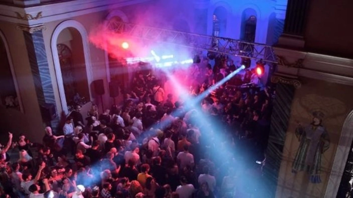 VIDEO/ Festë dhe muzikë brenda kishës në Turqi, reagime të ashpra në komunitet