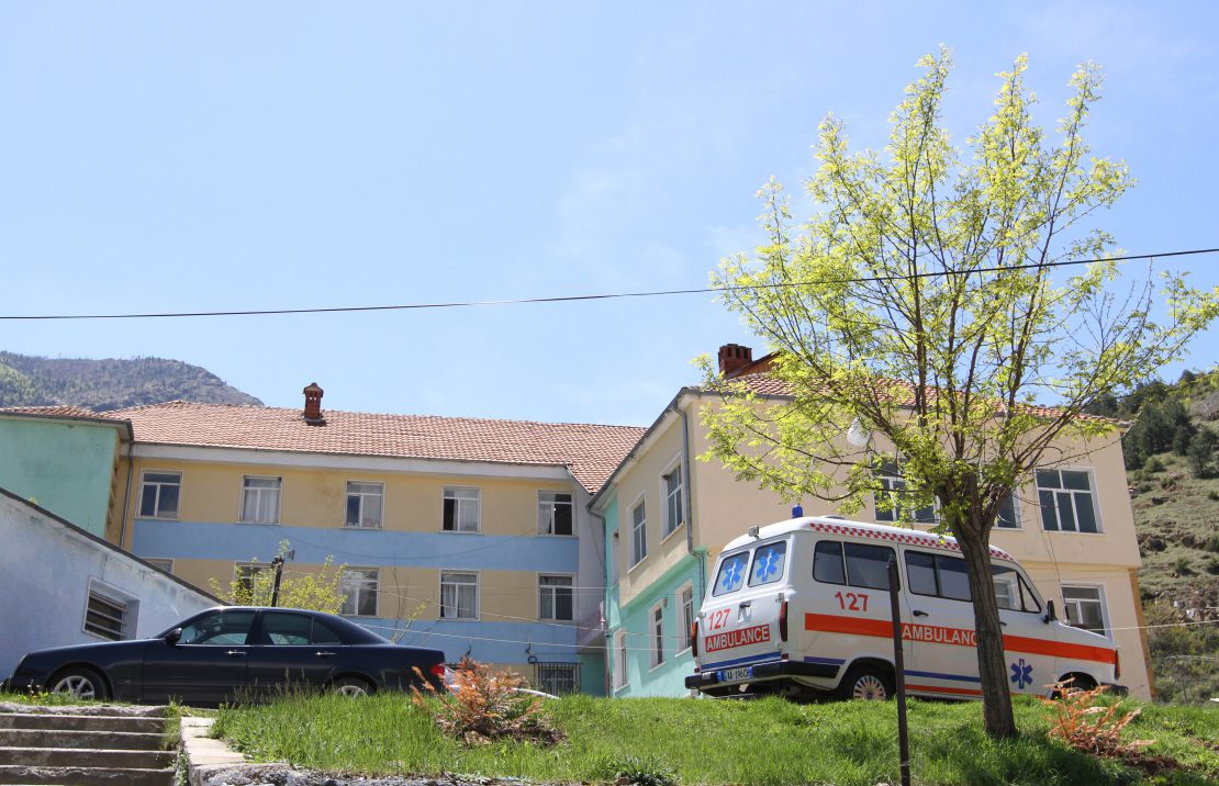 Sherr mes dy personave në Bulqizë, theret me thikë 37-vjeçari