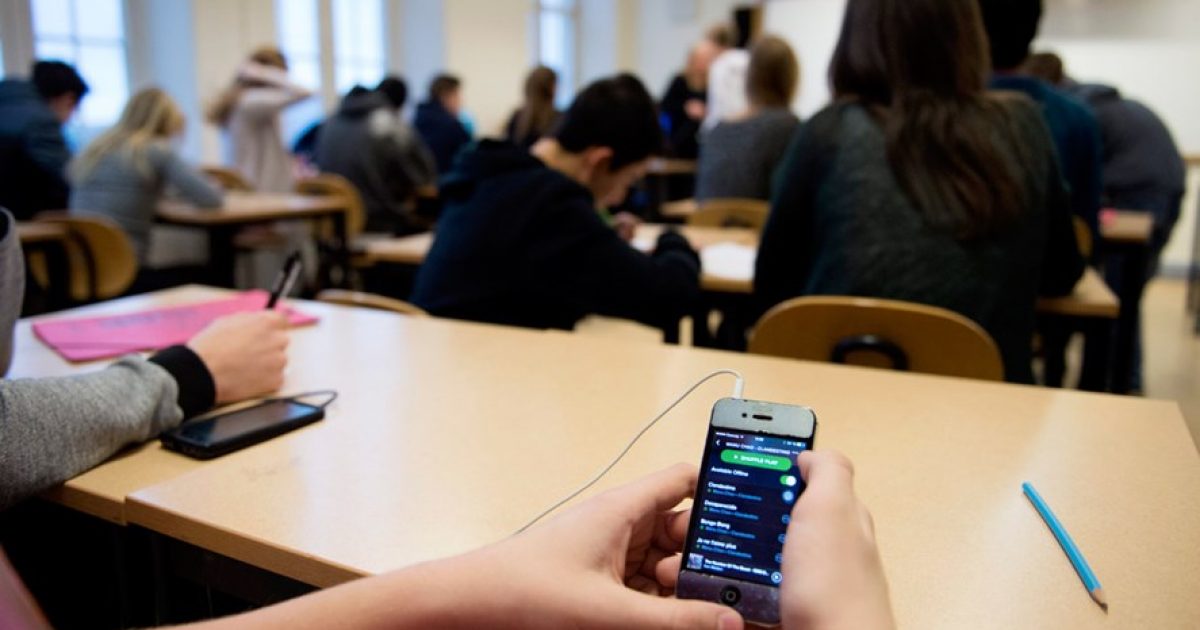 Holanda do të ndalojë telefonat në klasa